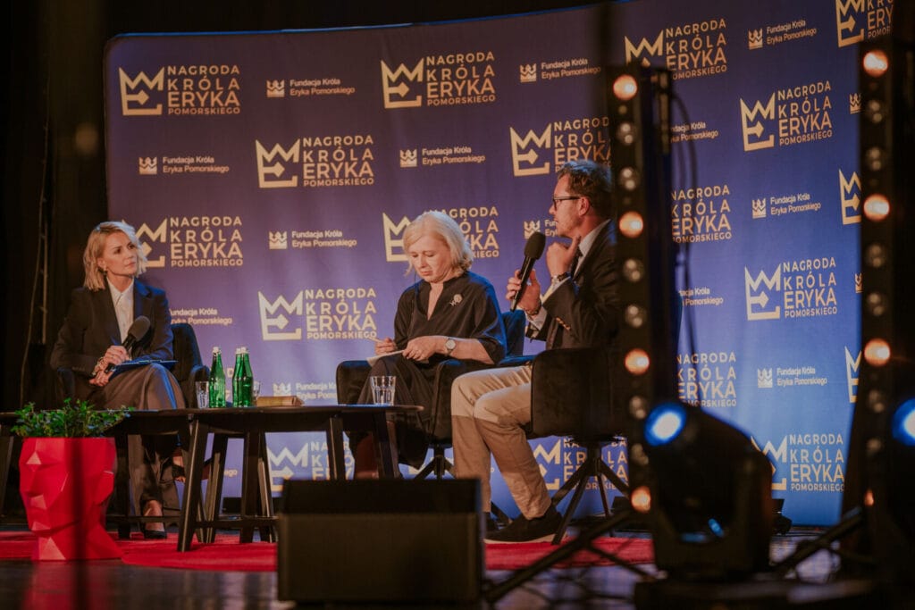 Dyskusja panelowa na scenie z logo Nagrody Króla Eryka