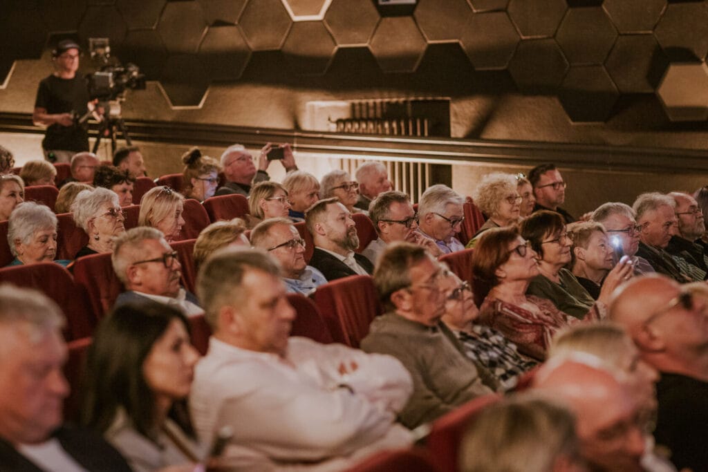 Publiczność oglądająca film w kinie