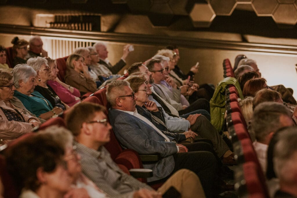 Osoby oglądają film w kinie