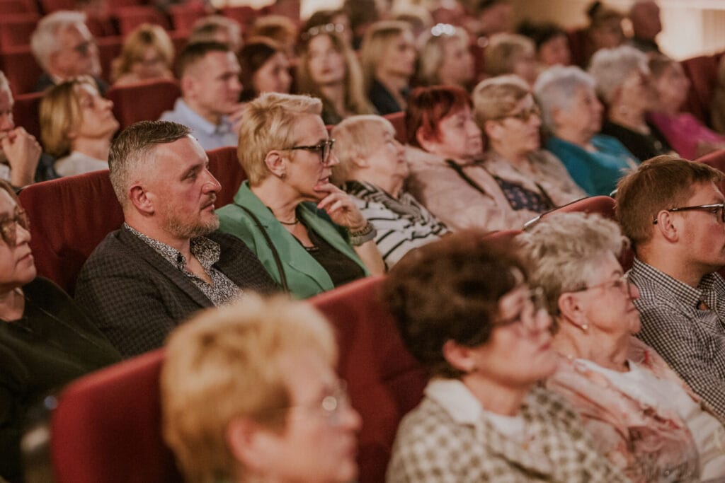 Widzowie oglądający wydarzenie w teatrze