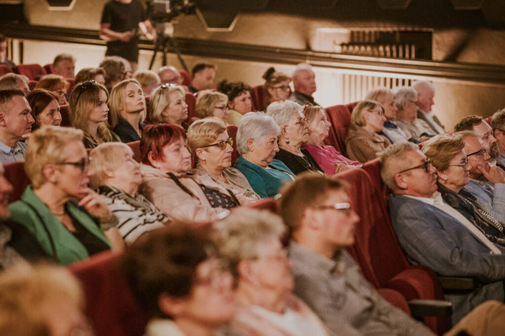 Widzowie oglądający seans w kinie