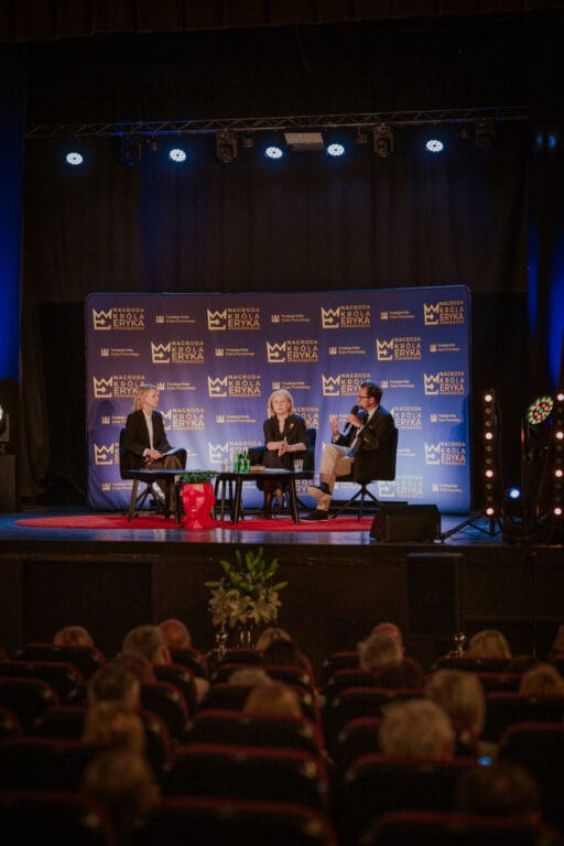 Dyskusja na scenie podczas wydarzenia z widownią