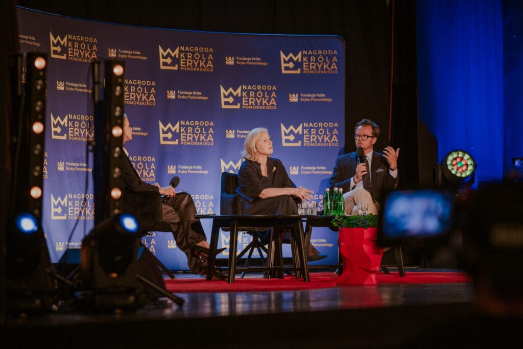 Dyskusja na scenie podczas wydarzenia z nagrodami