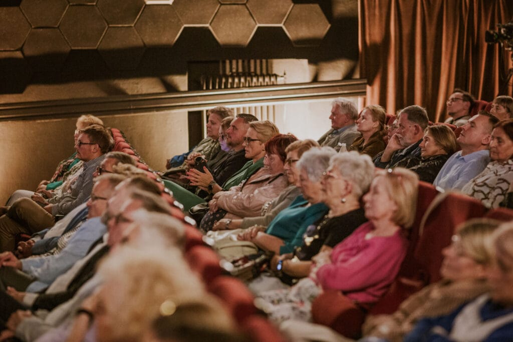 Widownia oglądająca film w kinie