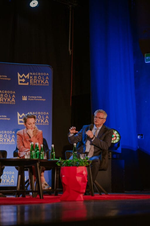 Dyskusja na scenie podczas wydarzenia kulturalnego