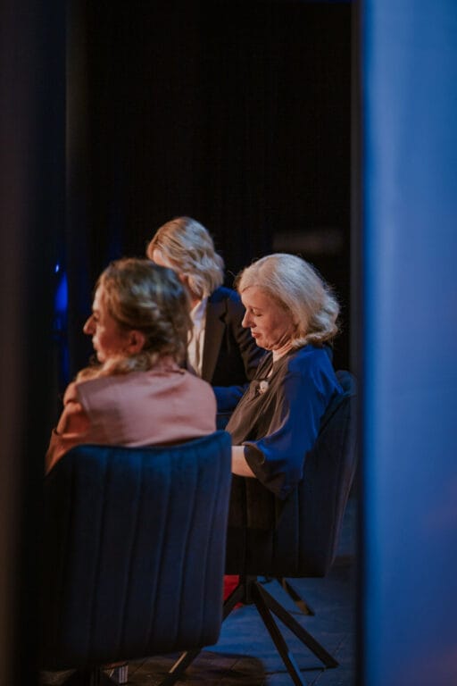 Kobiety na panelu dyskusyjnym w teatrze