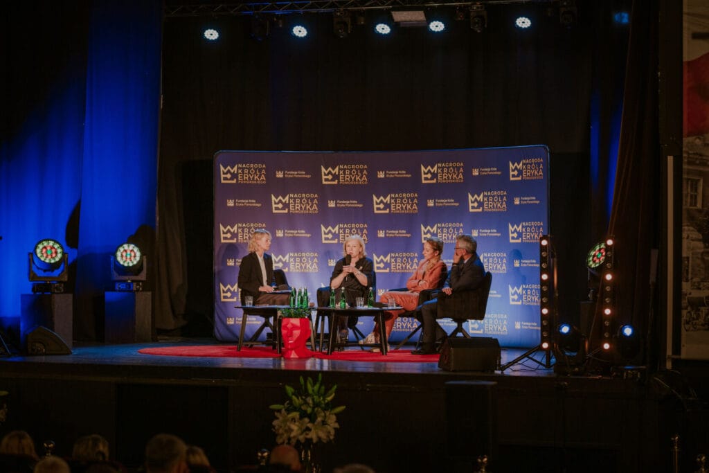 Panel dyskusyjny na scenie podczas wydarzenia