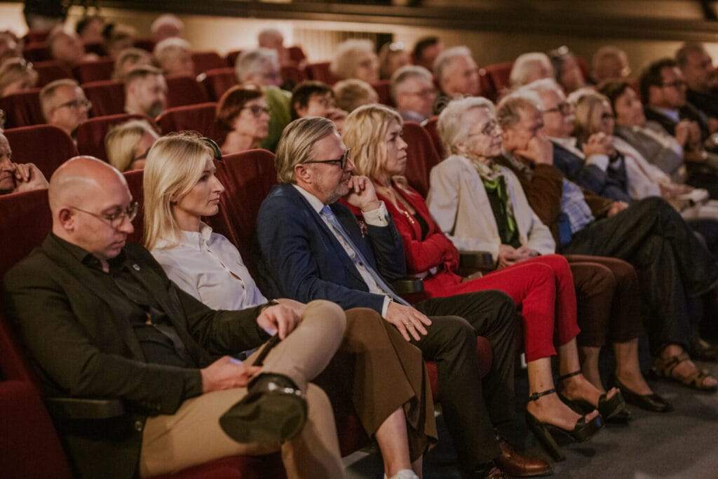 Widownia oglądająca film w kinie