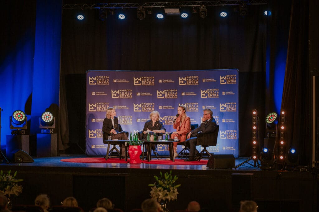 Dyskusja panelowa na scenie podczas wydarzenia kulturalnego