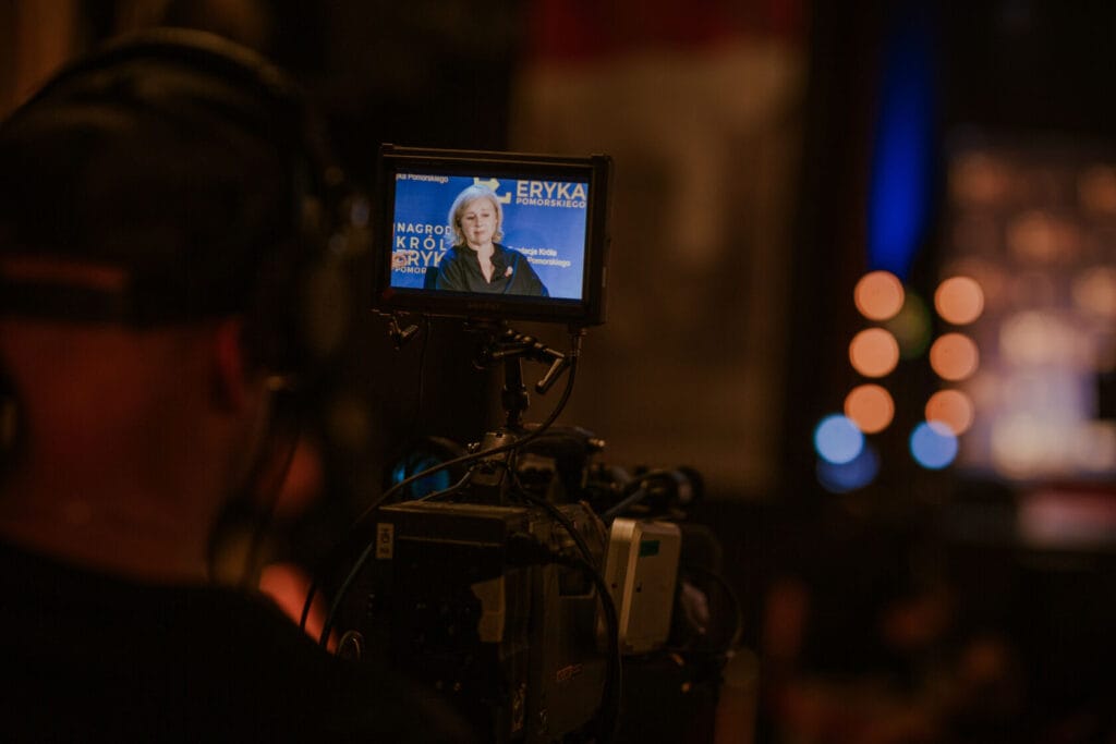 Kamerzysta nagrywa osobę na ekranie monitora