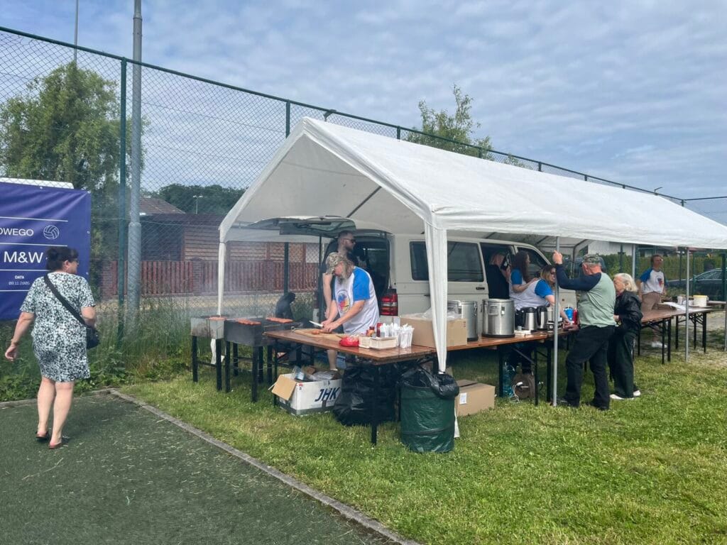 Ludzie przy stoisku z jedzeniem na festynie