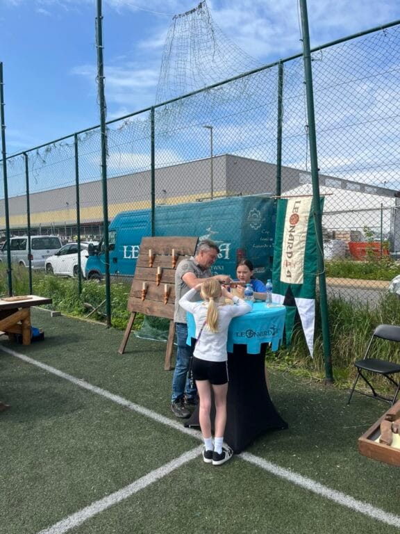 Rodzina na festiwalu nauki przy stoisku edukacyjnym