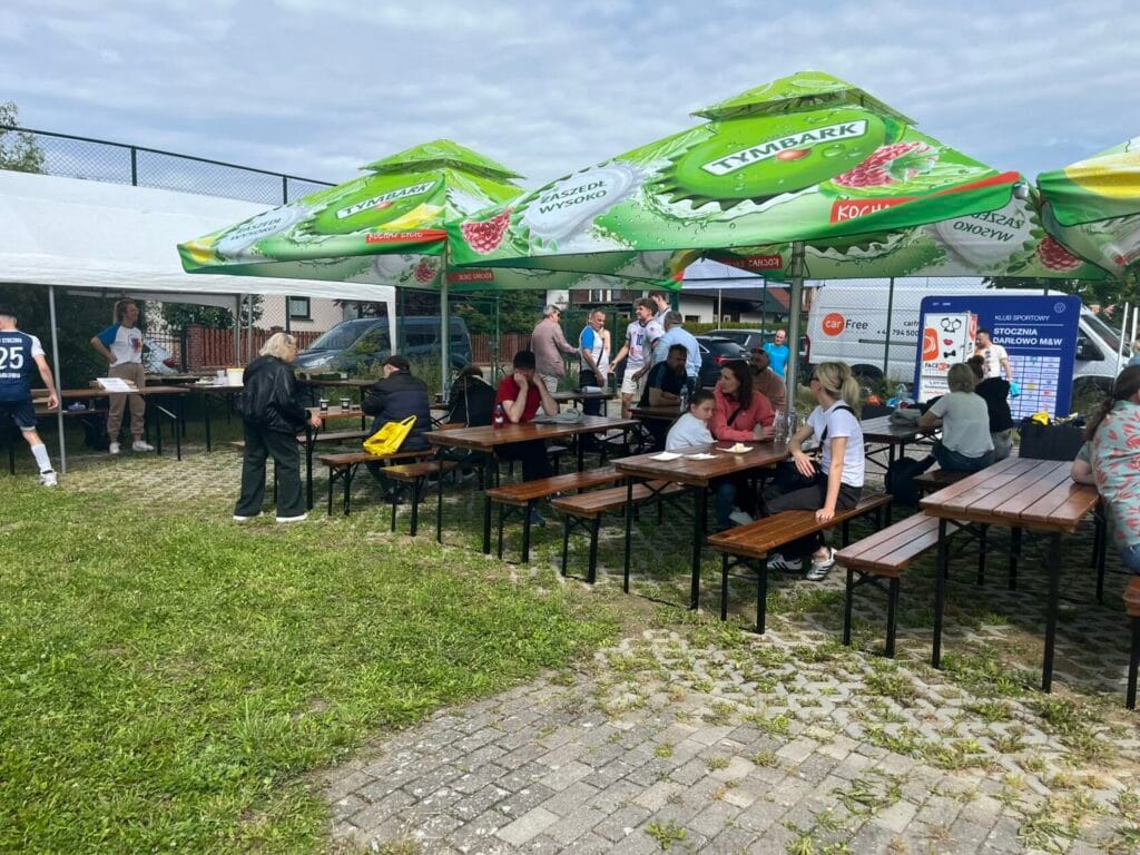 Ludzie na zewnętrznym wydarzeniu z parasolami Timbar