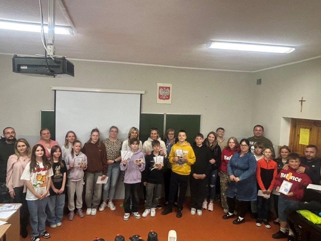 Grupa ludzi w klasie z dyplomami