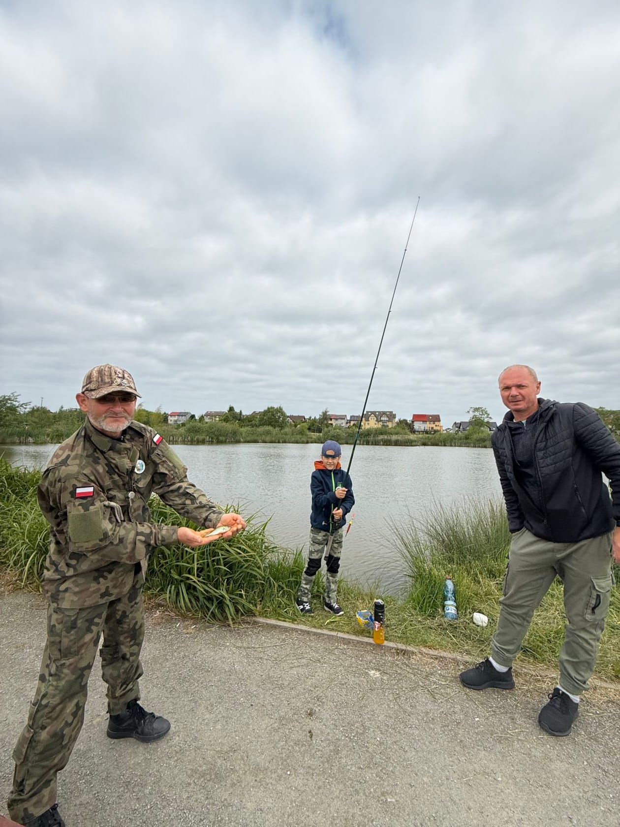 Trzech mężczyzn wędruje nad jeziorem.