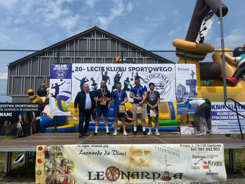 Zwycięzcy na podium podczas uroczystości sportowej