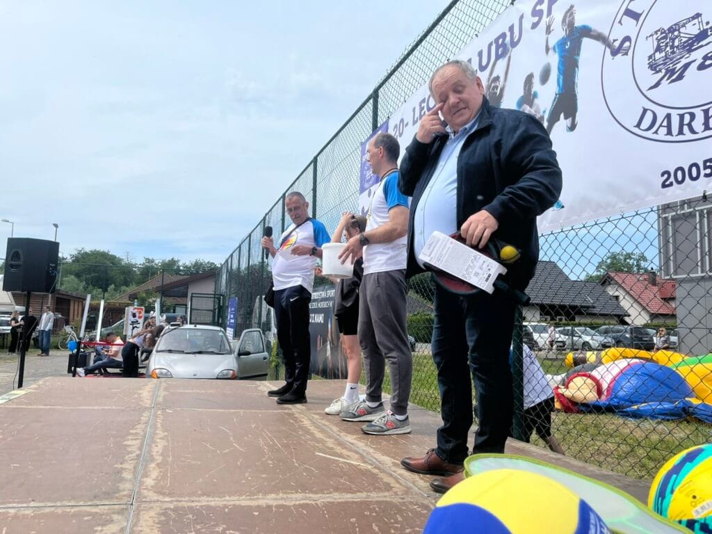 Mężczyźni na lokalnym wydarzeniu sportowym na zewnątrz