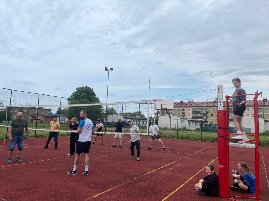 Ludzie grają w siatkówkę na miejskim boisku