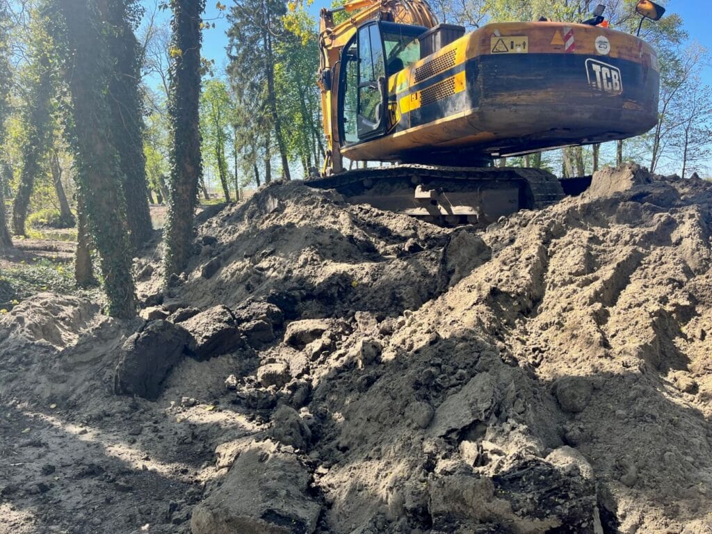 Koparka na kopcu ziemi w parku.