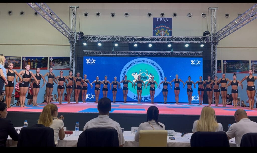 Zawodniczki na scenie podczas mistrzostw fitness dzieci