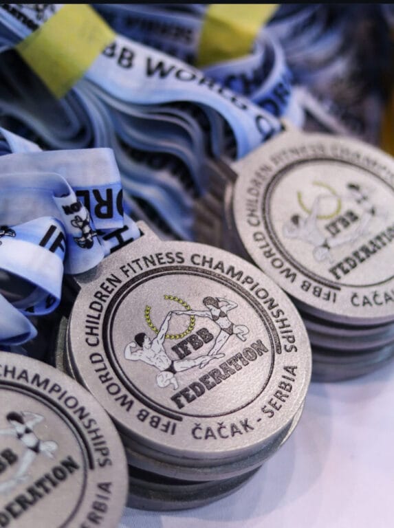 Medale mistrzostw fitness dla dzieci ze wstążkami