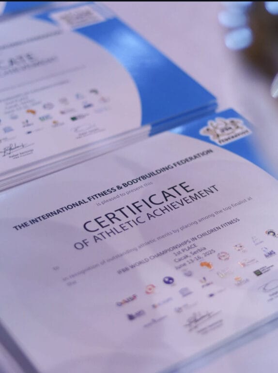 Certyfikaty za osiągnięcia sportowe na biurku