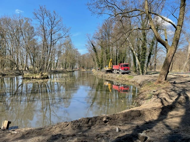 Robotnicy modernizują stawy w parku miejskim