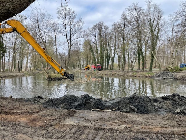 Maszyny budowlane pracują nad rozkopaniem stawu