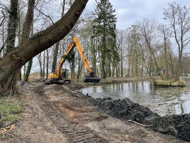 Koparka przy pracy nad brzegiem rzeki