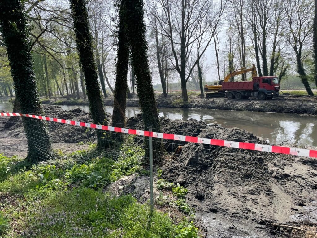 Prace remontowe dróg, koparka, drzewa, taśma ostrzegawcza