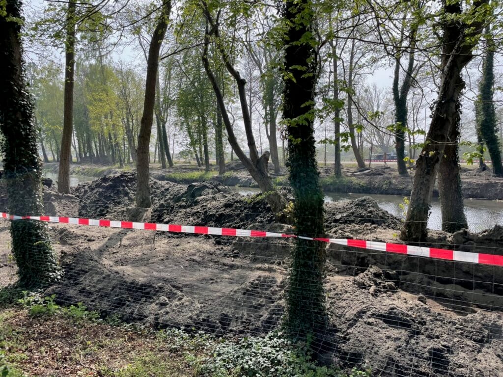 Renowacja terenu z drzewami, taśma ostrzegawcza