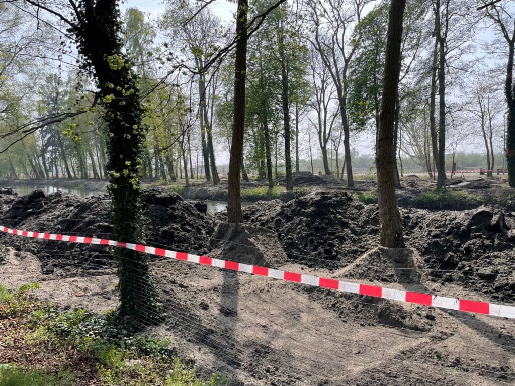 Prace ziemne w leśnym parku, taśma ostrzegawcza