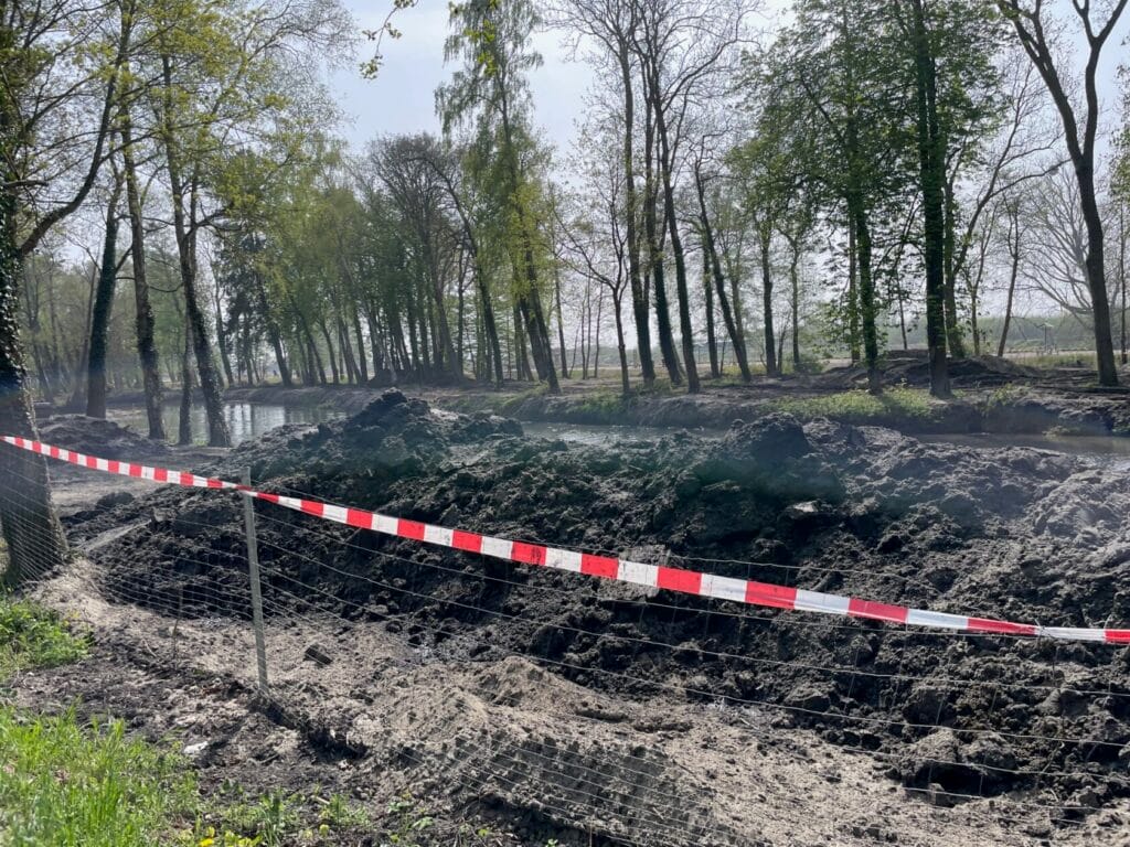 Prace ziemne i ochrona terenu w parku, taśma ostrzegawcza