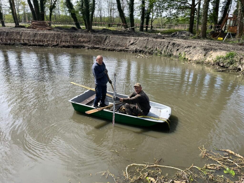 Dwóch mężczyzn w łodzi na rzece, dzienne oświetlenie