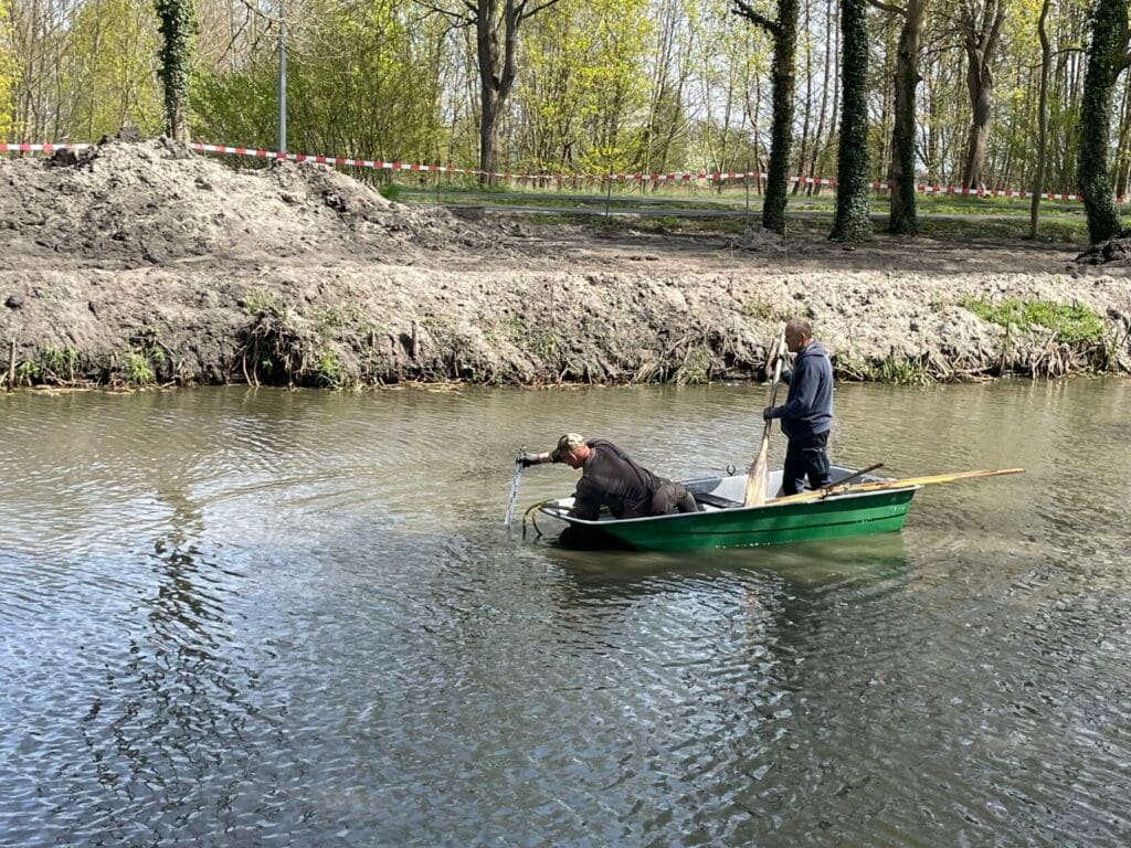 Dwaj mężczyźni na łodzi, wioślarstwo na rzece