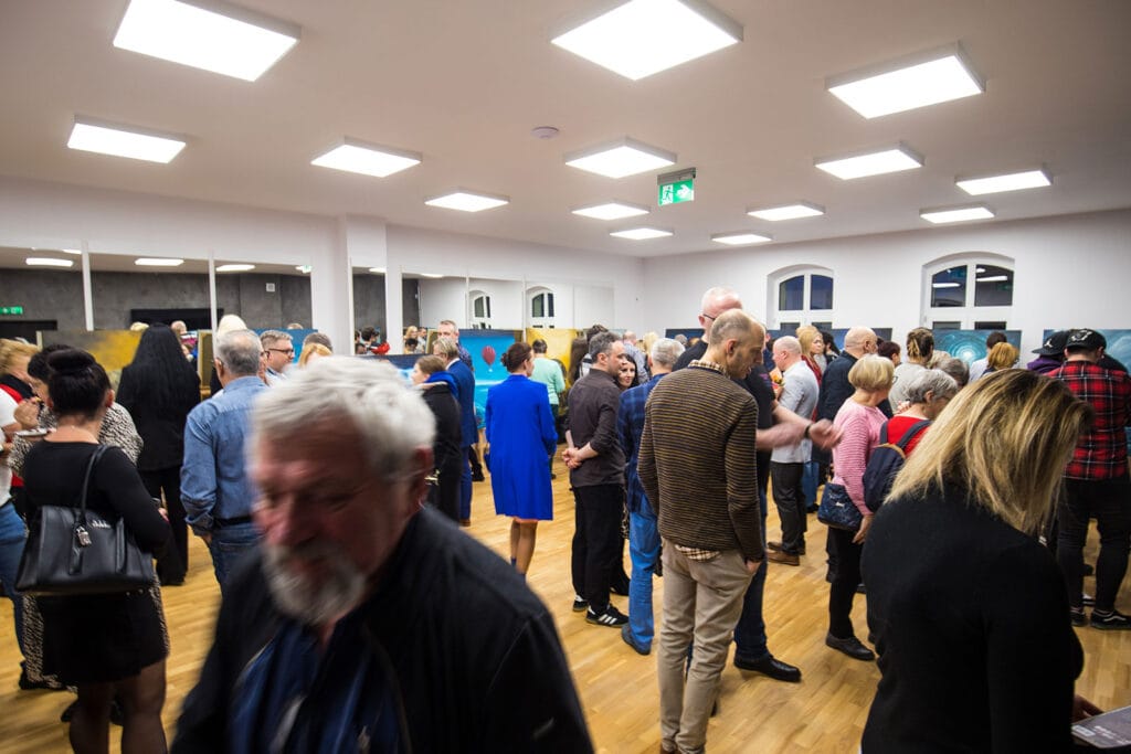 Ludzie podczas spotkania społecznego w jasnym pomieszczeniu