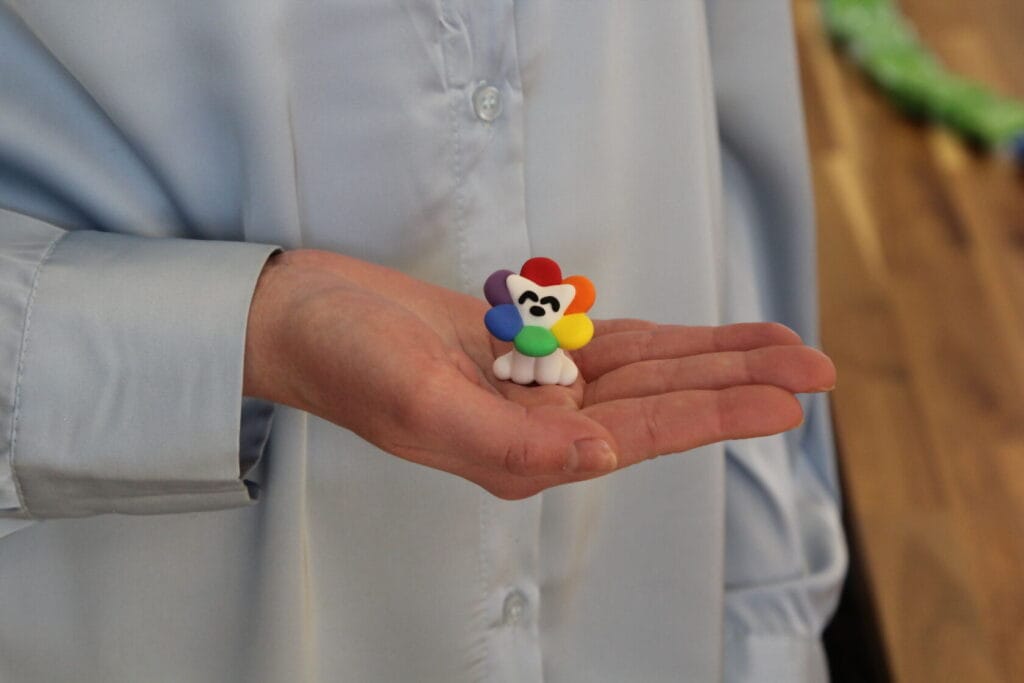 Kolorowa figurka z plasteliny trzymana na dłoni