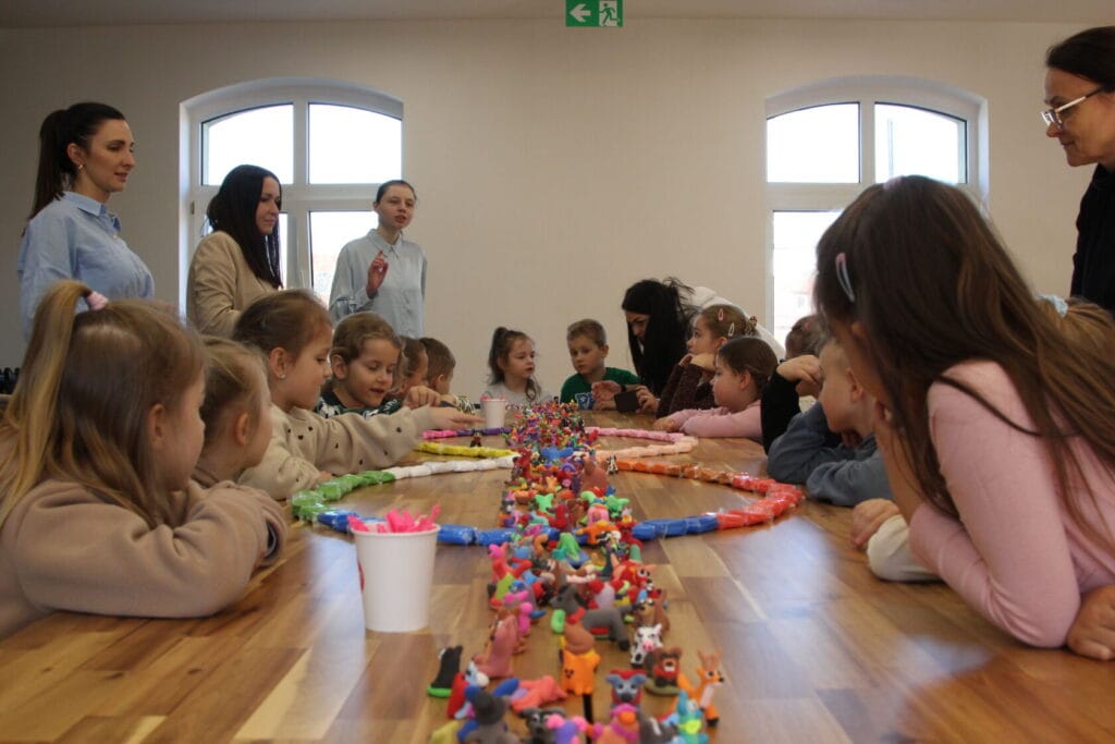 Dzieci uczestniczą w warsztatach plastycznych z modeliny