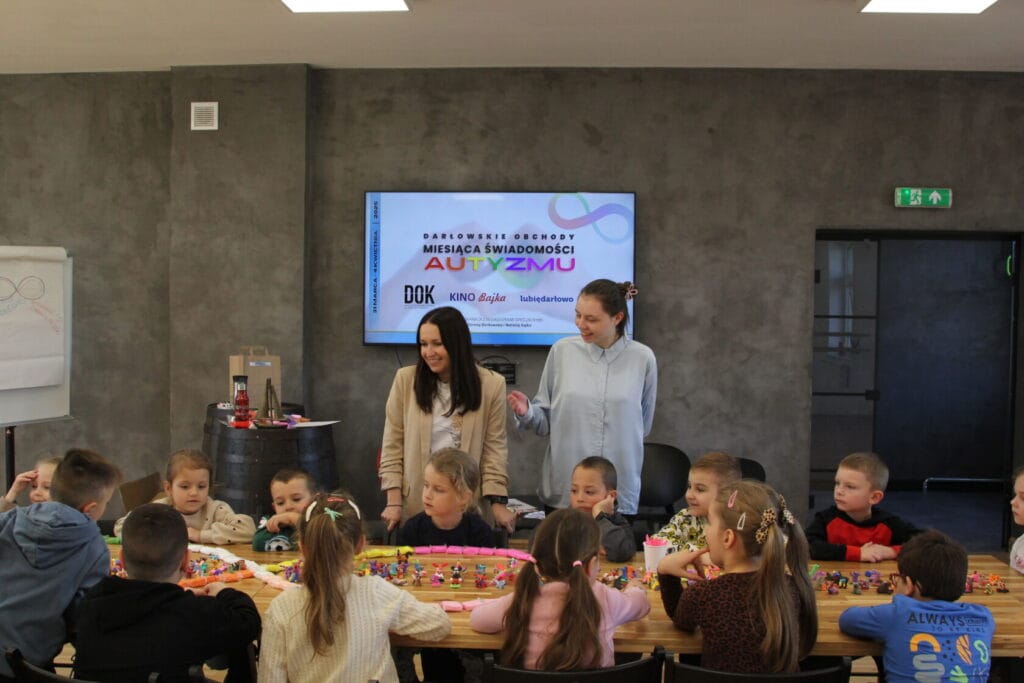Dzieci uczestniczą w warsztatach o autyzmie