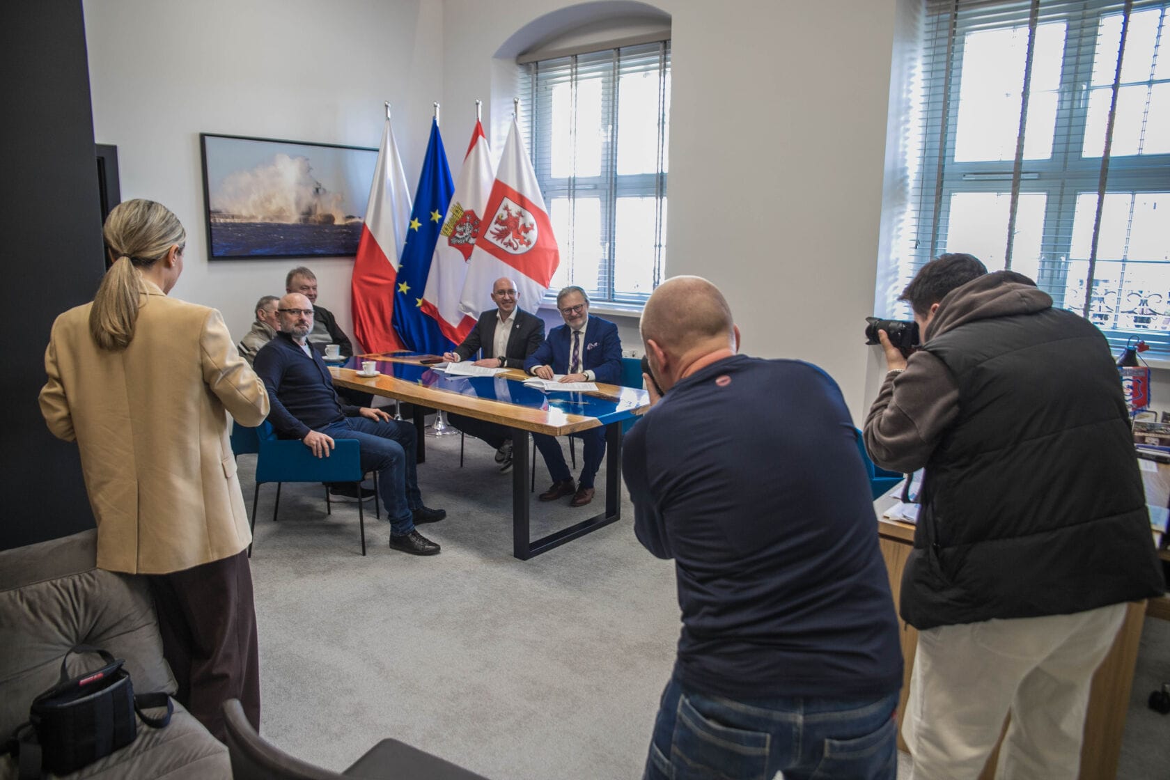 podpisanie umowy w sprawie parku Conrada 2025-3 Spotkanie oficjalne z flagami Polski i Unii Europejskiej