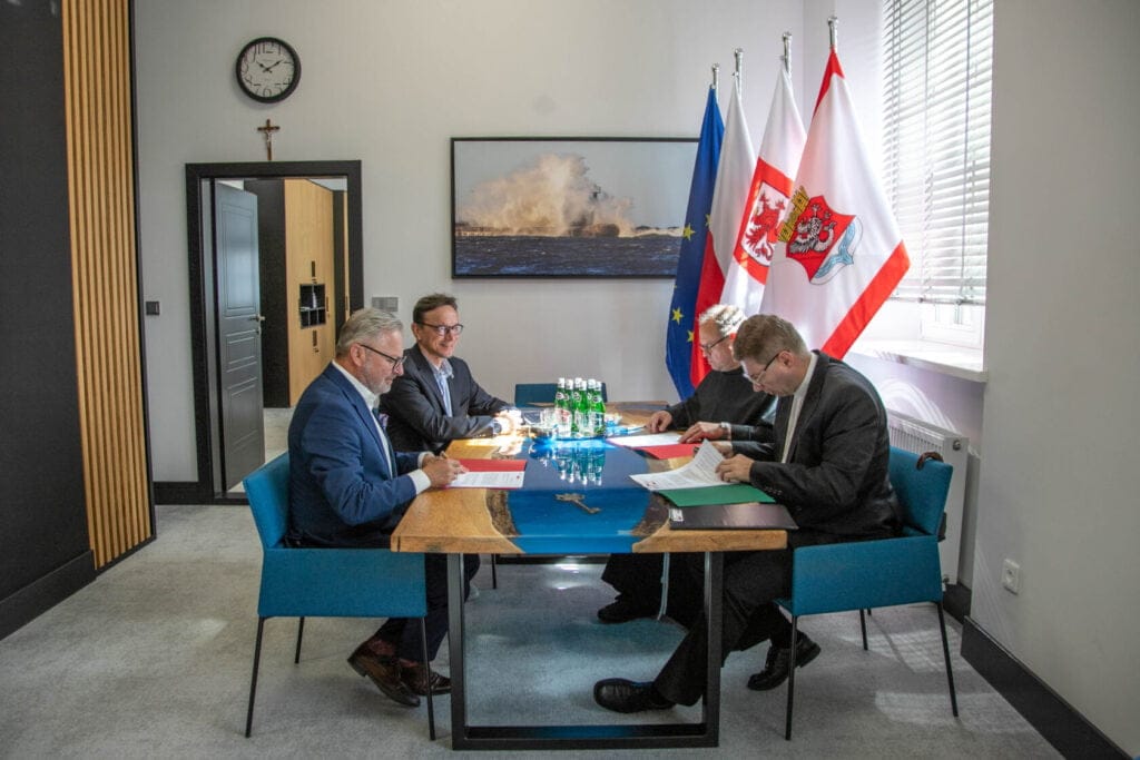 podpisanie umowy z księżmi