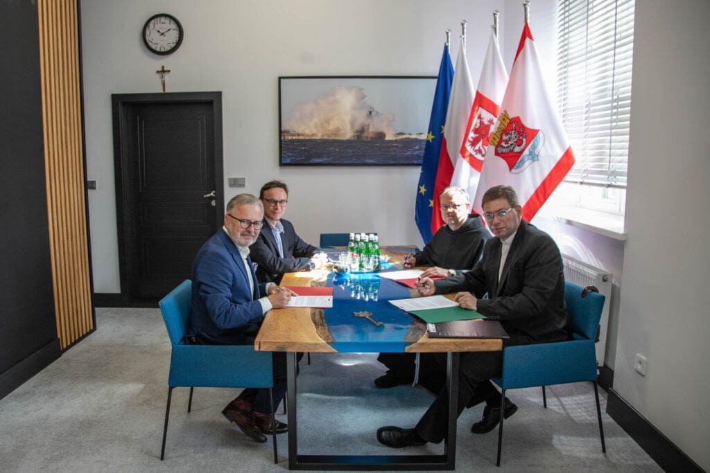 podpisanie umowy z księżmi 2