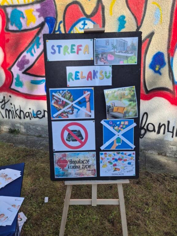 Tablica z napisem 'Strefa Relaksu' i plakatami edukacyjnymi