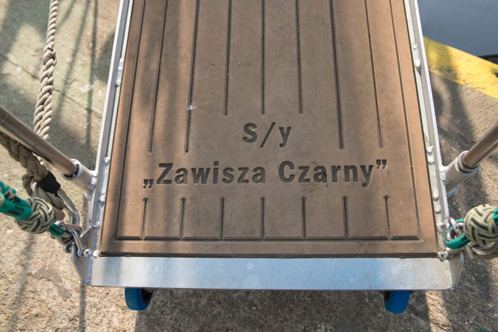 Metalowa klapa jachtu 'Zawisza Czarny'