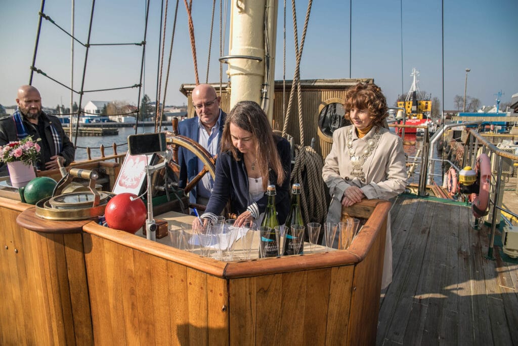 Ludzie przygotowują napoje na pokładzie żaglowca