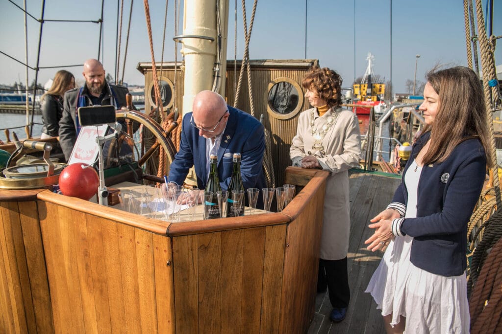 Ludzie na pokładzie statku z szampanem.