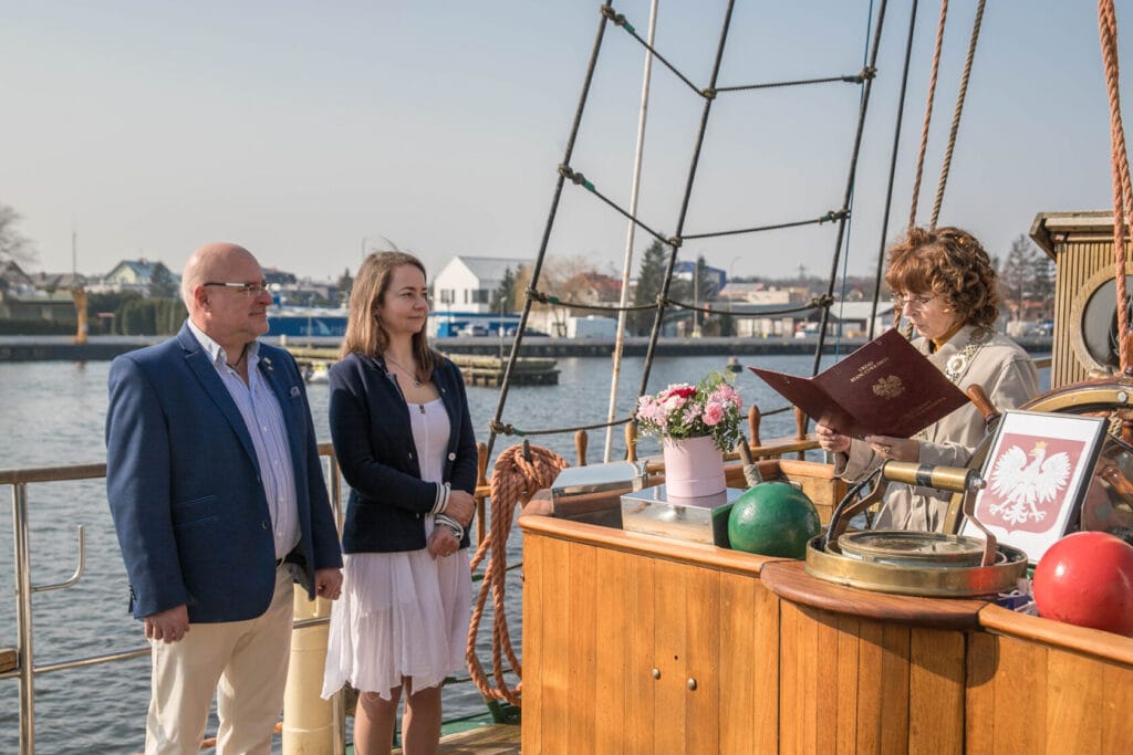 Ceremonia ślubna na pokładzie starego żaglowca