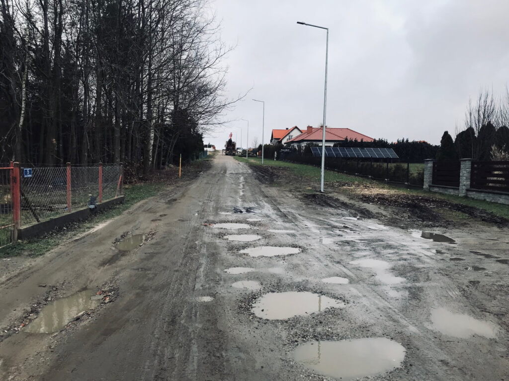 widok na projektowaną drogę w kierunku poprzecznego lącznika na dlugości ok 0 100 hm