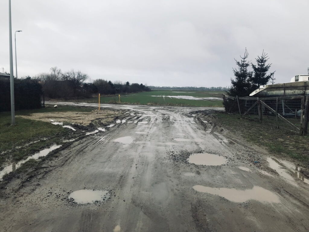 widok z odcinka poprzecznego na skrzyżowanie na dzialće 13 przez 1 dlugości ok 0 650 hm