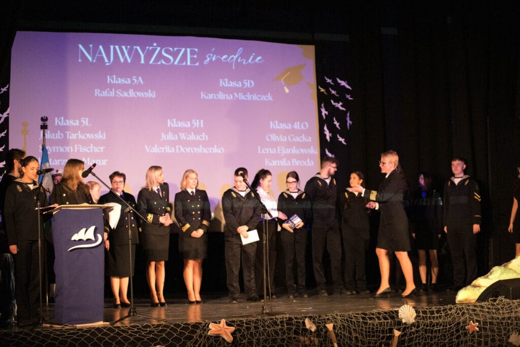 Szkoła, ceremonia, uczniowie i nauczyciele na scenie